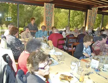 Photo d'un dîner parmi les membres du Club de l'étang