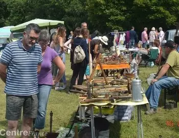 Photo d'une brocante organisée par la Société de Chasse " Le Faisan "